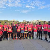 Equipe VERSAILLES HABITAT Départ course Paris-Versailles 2025