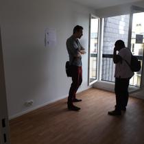 Les techniciens répondent aux questions des locataires