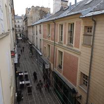 Vue sur la rue piétonne des deux portes