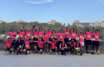 Team Versailles Habitat au départ de la course Paris-Versailles 2026
