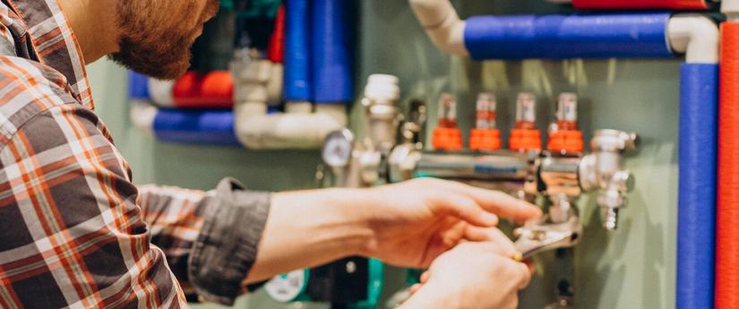  ingénieur réglant le chauffage collectif