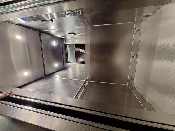 Cabine d 'un ascenseur modernisé au Pont du Routoir