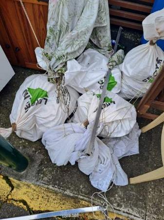 gravats déposés dans les logettes à déchets ménagers