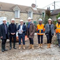 les dirigeants de Versaileles Habitat en compagnie du promoteur, des responsables du chantier et de l'architecte