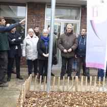 Alexis Lecomte, association Espaces, formateur et responsable technique de l'équipe de jardiniers, explique la dispositon des espaces verts à Mme Letarnec maire de Guyancourt et aux représentants de Versailles Habitat et des associations participantes