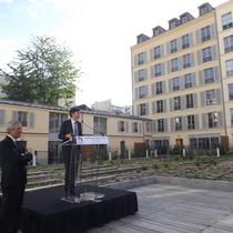 Le maire de Versailles F.de Mazières devant la résidence Coeur St Louis