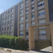 Résidence Bernard de Jussieu réhabilitée : portique en briquettes marquant l'entrée des halls