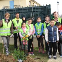 Les élus du Mesnil Saint Denis avec quelques jardiniers bénévoles