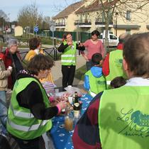 Le Mesnil St Denis: Après les plantations, le goûter