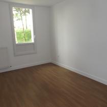une chambre avec fenêtre basse