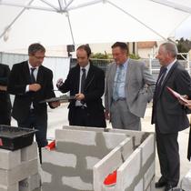 Eric Le Coz, DG de Versailles Habitat, pose une première pierre de la résidence Grand Angle à Viroflay
