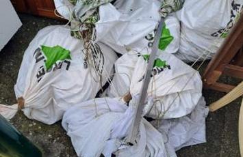 gravats déposés dans les logettes à déchets ménagers