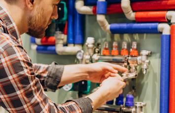  ingénieur réglant le chauffage collectif